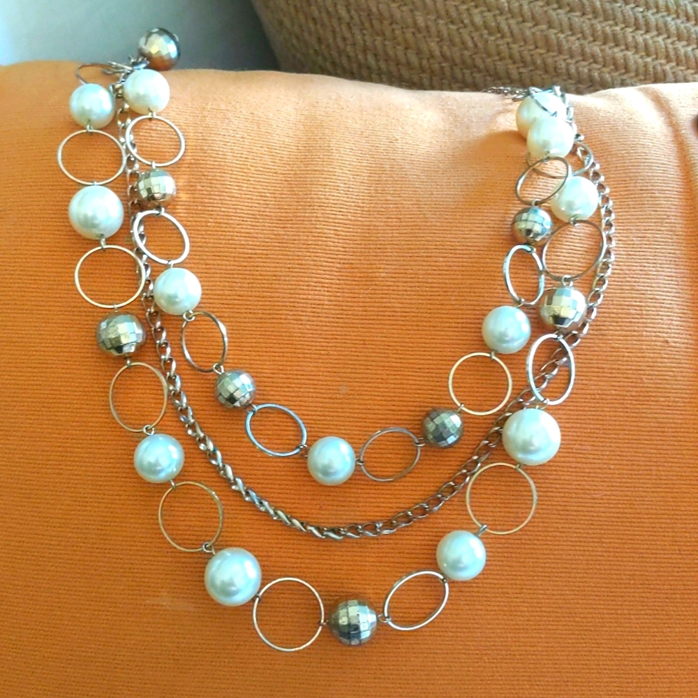 Faux pearl and metal necklace